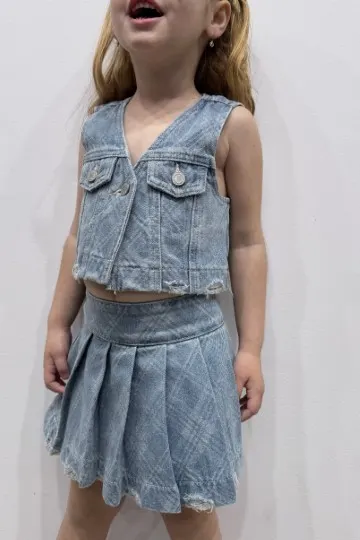 סט ג'קרד משבצות קלי כחול בהיר עם חצאית מתקפלת, תקריב על החצאית