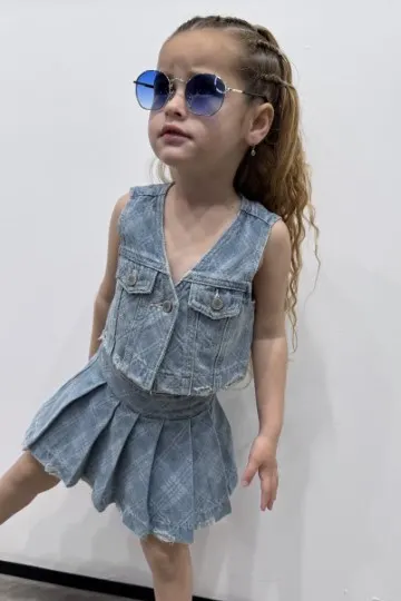 סט ג'קרד משבצות קלי כחול בהיר עם משקפי שמש כחולות, מבט מקדימה בזווית