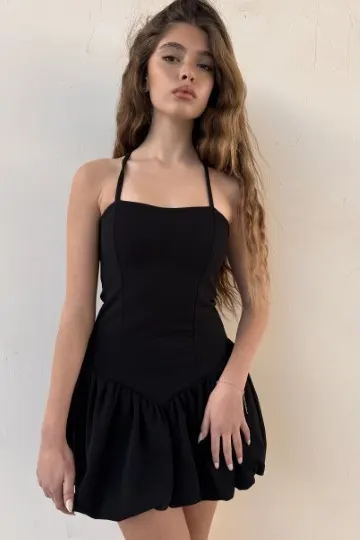 שמלת בלון מרילין שחורה עם רצועות דקות וחצאית בלון, מבט מקדימה