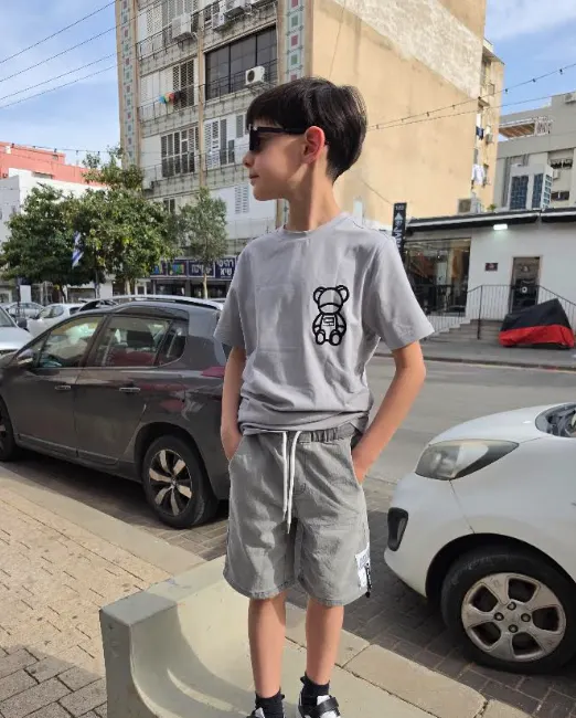 ברמודה ג'ינס דק דק בצבע אפור עם תג לוגו על הרגל, מבט מקרוב