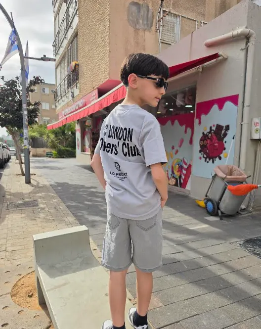 ברמודה ג'ינס דק דק בצבע אפור עם חולצה אפורה בצילום חוצות, מבט מקדימה