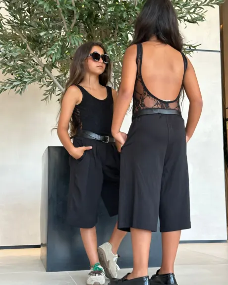 בגד גוף נויה שחור בתחרה, מבט מאחור