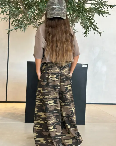מכנסי הסוואה רחבים, מבט מאחור