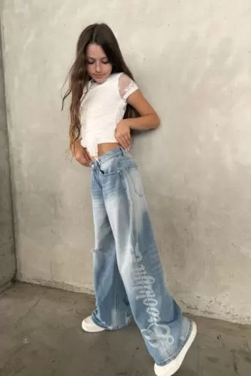 ג'ינס רחב עם דפוס כריסטי בצבע כחול
